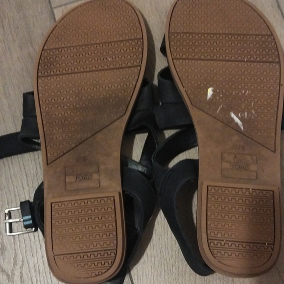 2/15$**TOMS** leather sandals - Picture 3 of 6